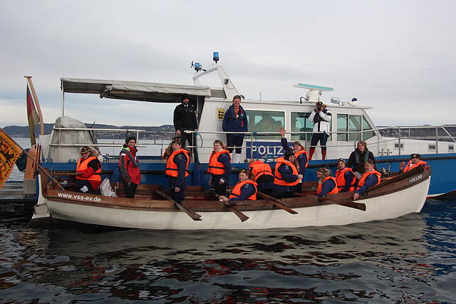 Begleitet wurde die Narrenzunft von einem Polizeiboot, an dem zur Rast auch einmal angelegt wurde.