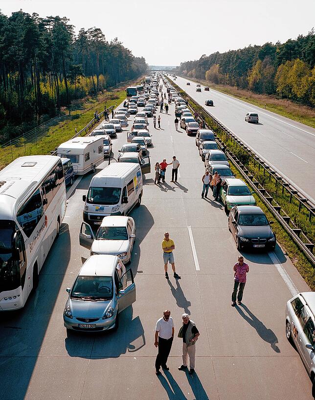 Als hätten sie eine Choreografie einstudiert: Autofahrer auf der A2 zwischen Madeburg und Berlin während eines Staus.