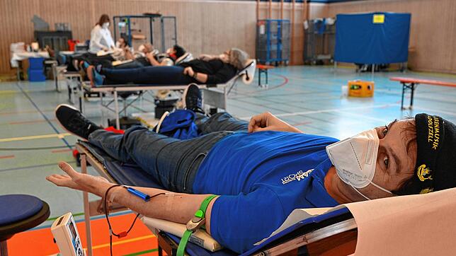 Hier lässt sich gerade FC 03-Vorstand Oliver Preiser Blut abnehmen.