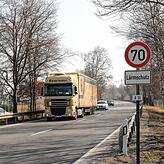 Rund 1200 Lastwagen rollten täglich auf der B 33 durch Mönchweiler und sorgen für erhebliche Lärmbelastungen in den angrenzenden ...