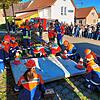Gruppenführer Lasse Mägerle (stehend) hat die Aufträge zur Rettung der eingeklemmten Person klar verteilt, die von seiner Mannschaft ...