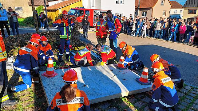 Gruppenführer Lasse Mägerle (stehend) hat die Aufträge zur Rettung der eingeklemmten Person klar verteilt, die von seiner Mannschaft ...