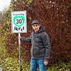 Christian Kronenbitter mit dem Freiwillig-Tempo-30 Schild, welches er auf seinem Grundstück in Öhningen-Schienen aufgestellt hatte. ...