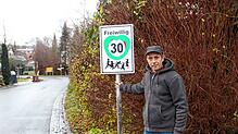 Christian Kronenbitter mit dem Freiwillig-Tempo-30 Schild, welches er auf seinem Grundstück in Öhningen-Schienen aufgestellt hatte. ...