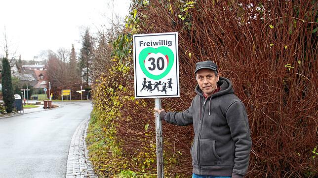 Christian Kronenbitter mit dem Freiwillig-Tempo-30 Schild, welches er auf seinem Grundstück in Öhningen-Schienen aufgestellt hatte. ...