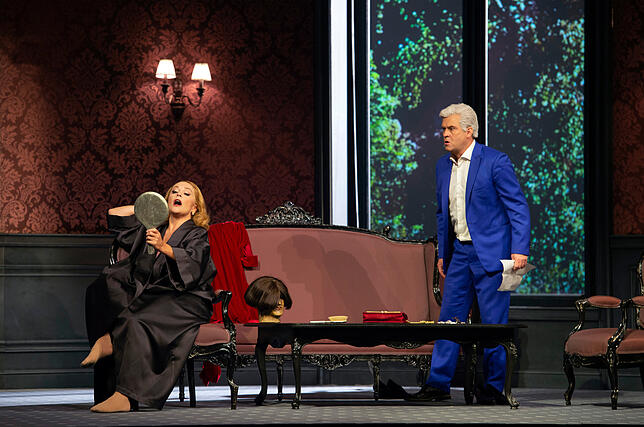 Emilia Marty (Evelyn Herlitzius) und Jaroslav Prus (Scott Hendricks) stehen sich in einem Erbschaftsstreit gegenüber.