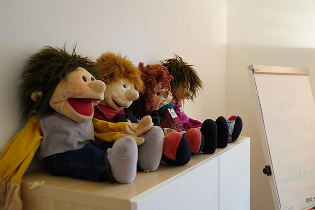 Auch mit Puppen arbeitet die Sozialpädagogin Anja Menner bei Wendepunkt, eine Organisation, die mit missbrauchten Kindern arbeitet.