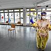 Corona-Schnelltestzentrum des Roten Kreuzes in der Donaueschinger Schulstraße: Sabine Gähme hält im Oktober ein Testset in den Händen ...