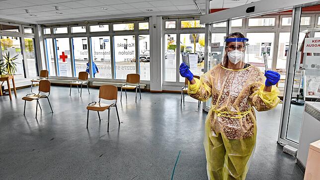 Corona-Schnelltestzentrum des Roten Kreuzes in der Donaueschinger Schulstraße: Sabine Gähme hält im Oktober ein Testset in den Händen ...