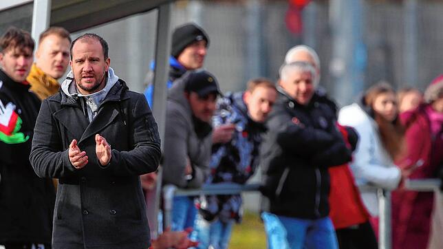 Steffen Keller, Trainer des FC Bodman-Ludwigshafen, hat sein Team nach dem Wechsel auf die Gäste eingestellt beim 5:1 über den FC ...