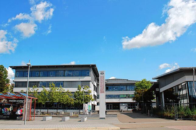 Das Schulzentrum Dillstraße vereint das Nellenburg-Gymnasium und den Schulverbund Nellenburg (nicht im Bild). Vorne rechts erkennt man ...
