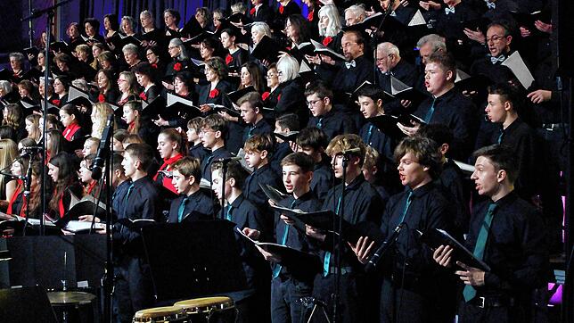 Aus mehr als vier Jahrhunderten stammten die Weihnachtslieder beim gemeinsamen Konzert der Schulkantoreien und des Vokalensembles ...