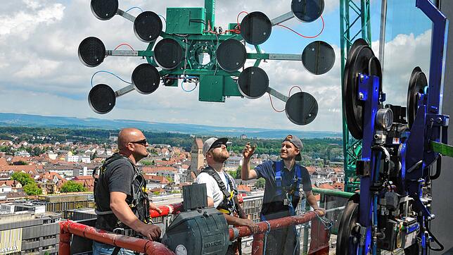 Volle Konzentration in 67 Metern Höhe: Der Vakuumsauger, der die Fensterscheibe festhält, muss in die richtige Position gebracht werden. ...