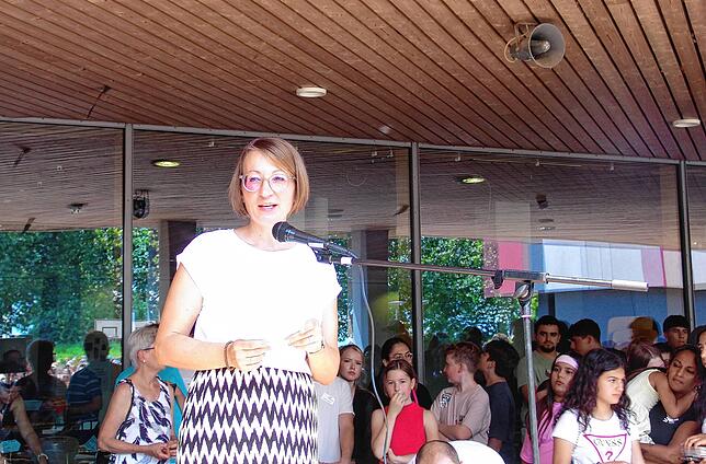 Die kommissarische Schulleiterin Rebecca Wohlwender hält eine kurze Begrüßungsrede: „Wir können mit Stolz sagen, dass wir eine Schule ...