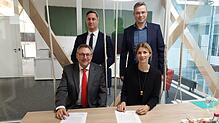 Eine weitere Kooperation der Unternehmen Binder und Bix unterschrieben (vorne) Thomas Luippold (links) und Susanne Bix, Benjamin Jeuthe ...