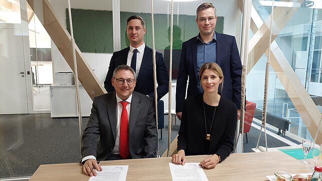 Eine weitere Kooperation der Unternehmen Binder und Bix unterschrieben (vorne) Thomas Luippold (links) und Susanne Bix, Benjamin Jeuthe ...