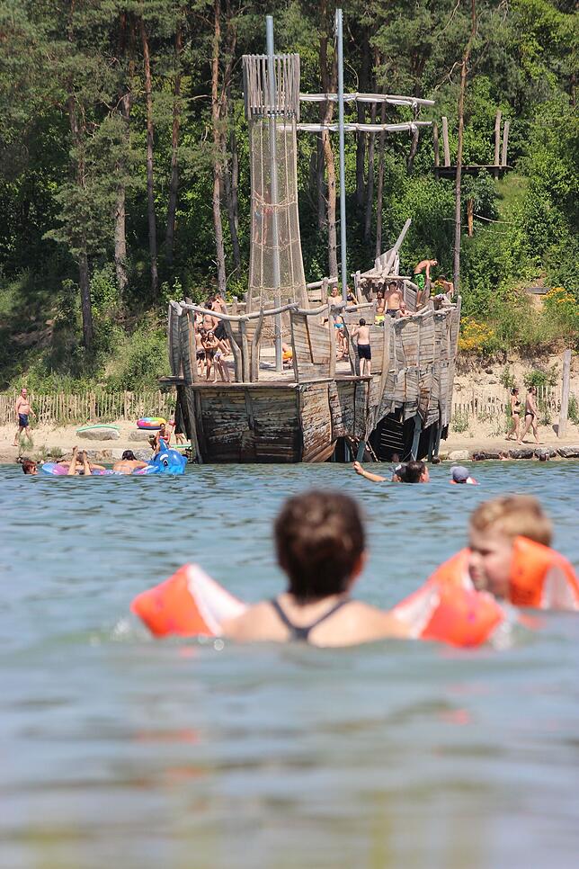 Dicht belagert ist das Piratenschiff am Schlosssee in Salem. Nichtschwimmer müssen eigentlich draußen bleiben, sie werden ganz geschickt ...