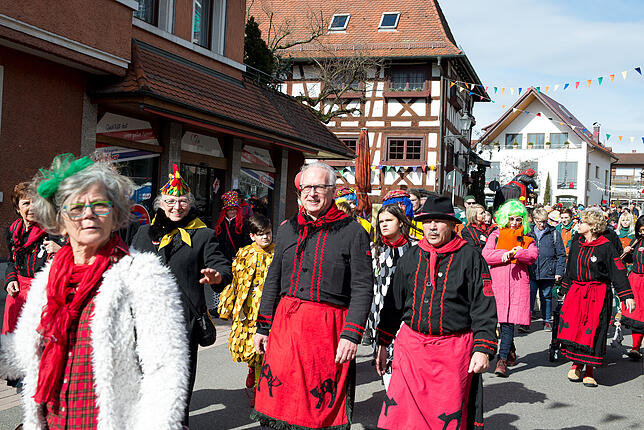 Volle Straßen während der Fasnet in Immenstaad: Narren auf dem Weg vom närrischen Gottesdienst zum Fasnetmarkt.