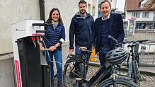 In Waldshut-Tiengen gibt es neuerdings vier Fahrradreparatursäulen, wie hier im Wallgraben. Darüber freuen sich Martina Gerteis von der ...