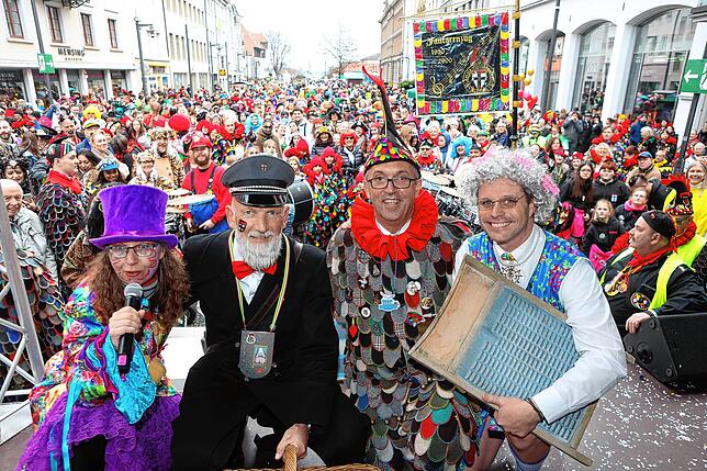 Bild 16: Schmotziger Dunschtig 2024: Mäschgerle aller Generationen feiern auf der Marktstätte