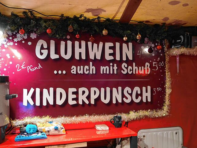 Die Preise für Glühwein beim Pavillon am See.
