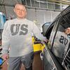 Oleksii Domashenko hat Arbeit im Autohaus Sehnert in Markdorf gefunden. Der Ukrainer kam mit seiner Familie im Oktober 2022 nach ...