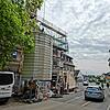 Der Kran an der Baustelle am Stadtgraben ragt in die Straße hinein. Laut Bauherr soll er nun nach monatelangen Verzögerungen Ende Juli ...