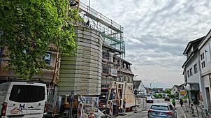 Der Kran an der Baustelle am Stadtgraben ragt in die Straße hinein. Laut Bauherr soll er nun nach monatelangen Verzögerungen Ende Juli ...