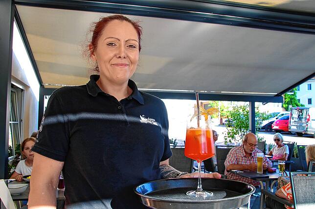 Barbara Wrona serviert den Schwanenstüble-Sommercocktail 2025: Ein Maracuja-Spritz mit Aperol.