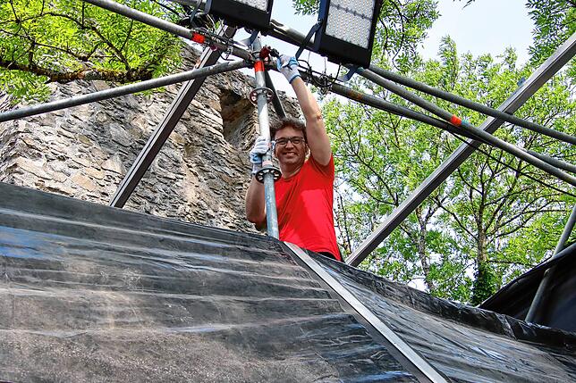 Stephan Freißmann, Leiter der Singener SÜDKURIER-Redaktion, legt selbst Hand an beim Aufbau fürs Hohentwiel-Festival – mit der ...