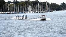 Volles Programm beim Seenachtfest in Konstanz. Die erste Wasserski-Show wurde schon präsentiert. Später gibt es noch eine Nacht-Show.