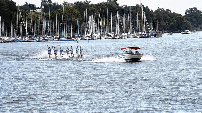 Volles Programm beim Seenachtfest in Konstanz. Die erste Wasserski-Show wurde schon präsentiert. Später gibt es noch eine Nacht-Show.