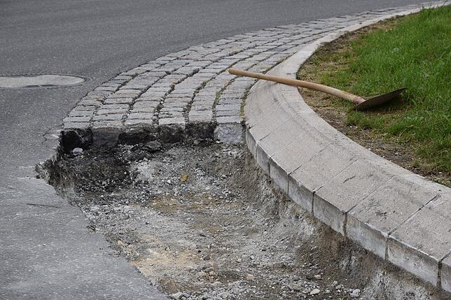 Die Steine werden durch Asphalt ersetzt.