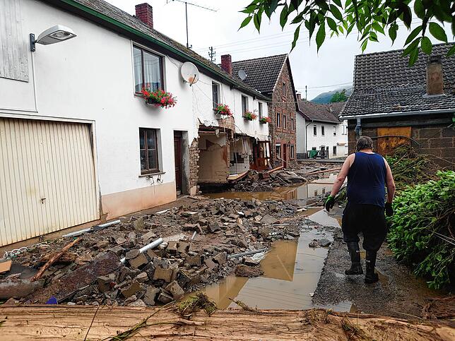 Direkt nach dem Hochwasser ist nicht alles zugänglich, weil noch Schutt herumliegt und das Wasser noch auf dem Hof steht.