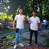 Florian Emrich und Mattia Crobeddu bewirten die Gäste im Biergarten des &bdquo;I Fratelli&ldquo;.