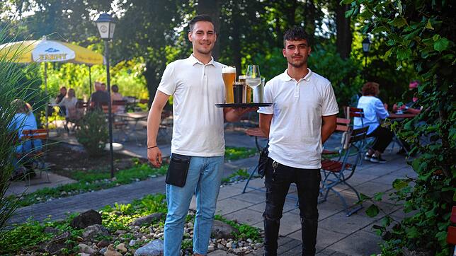 Florian Emrich und Mattia Crobeddu bewirten die Gäste im Biergarten des &bdquo;I Fratelli&ldquo;.