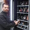 Simon Reiner, Chef der Metzgerei Hierling, befüllt einen seiner Automaten an der Hauptgeschäftsstelle in Dettingen.