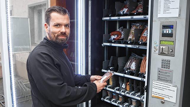 Simon Reiner, Chef der Metzgerei Hierling, befüllt einen seiner Automaten an der Hauptgeschäftsstelle in Dettingen.