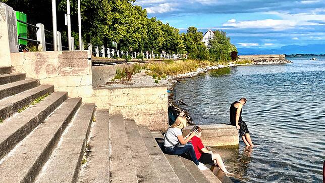 Nur an der Freitreppe, am Beachclub und am Graf-Zeppelin-Haus kommt man an der Uferpromenade heute direkt ans Wasser.