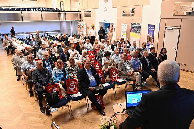 Norbert Fritsch, der Vorsitzende des Vierländerregion Bodensee Botschafterclubs, begrüßt die Gäste.