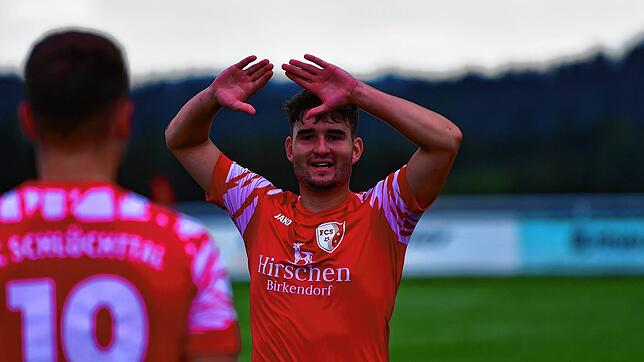 Zweites Saisontor: Linus Dörflinger (hinten auf dem Archivbild) sorgte für die 1:0-Pausenführung des FC Schlüchttal beim 4:1-Erfolg ...
