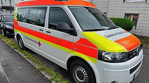 Dieses Krankentransportfahrzeug ist in einer Julinacht durch einen Schmorbrand völlig zerstört worden. Neu würde es rund 200.000 bis ...