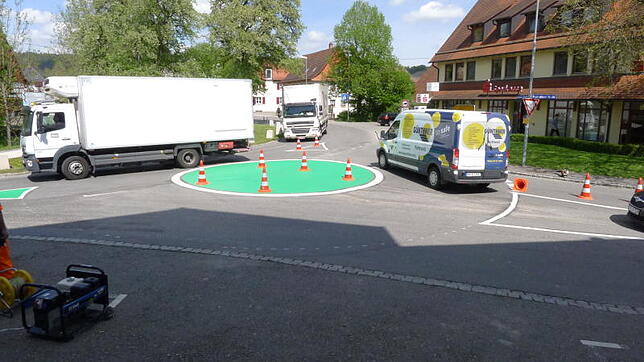 Kein leichtes Unterfangen: Bei hohem Verkehrsaufkommen haben die Mitarbeiter der Straßenmeisterei in Wittenhofen einen kompletten ...