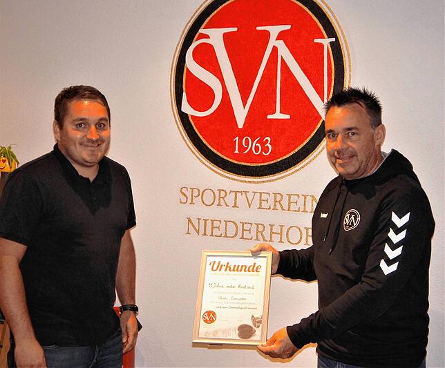 Für seine Verdienste für 11 Jahre 1. Vorsitzender des SV Niederhof, überreichte Markus Oeschger (links) Oliver Zurnieden eine Urkunde ...