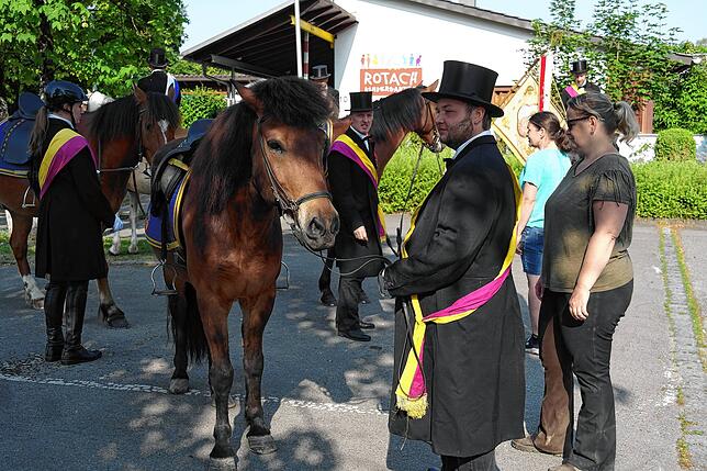 Bild 10: Bilder von der Reiterprozession zum Jubiläumsfest der Blutreitergruppe Oberteuringen