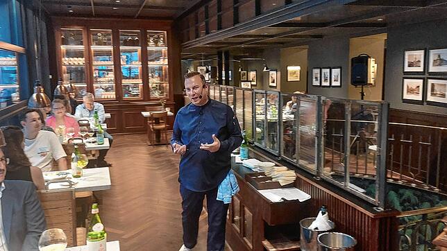 Tim Raue in der nach ihm benannten Brasserie Colette in Konstanz. Der Starkoch führte die Gäste durch ein herausragendes Fünf-Gänge-Menü.