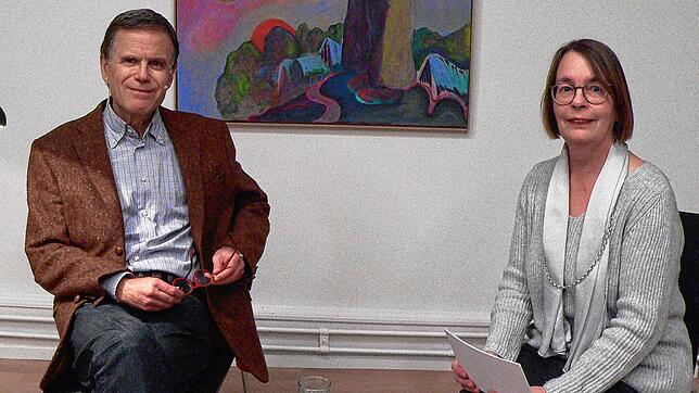 Fasziniert von Balsac: Jürgen Glocker im Gespräch mit Sylvia Vetter in den Schwarzenbergsälen im Schloss Tiengen. Bild: Rosemarie Tillessen