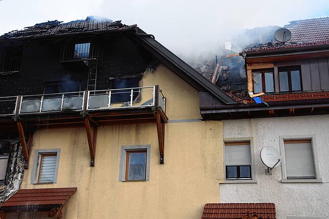 Bild 22: Feuer im Mehrfamilienhaus: Bilder vom Großeinsatz