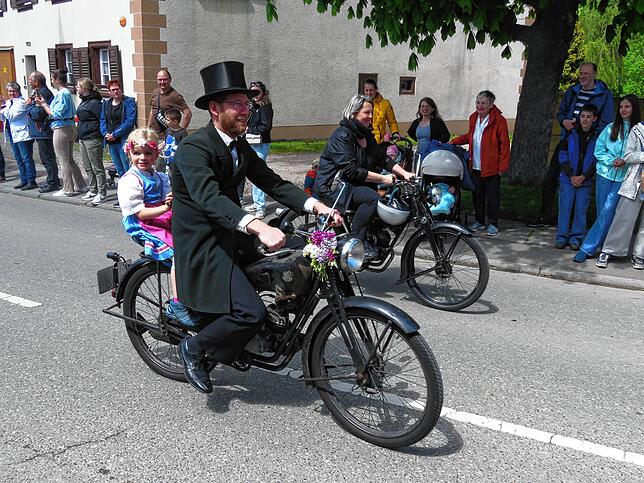 Bild 15: Festzumzug als Höhepunkt des viertägigen Jubiläumsfestes der Harmonie Gutmadingen