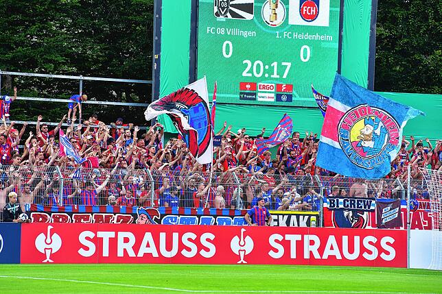 Bild 30: Pokalspiel  gegen Heidenheim: Fans feiern FC 08 Villingen trotz Niederlage